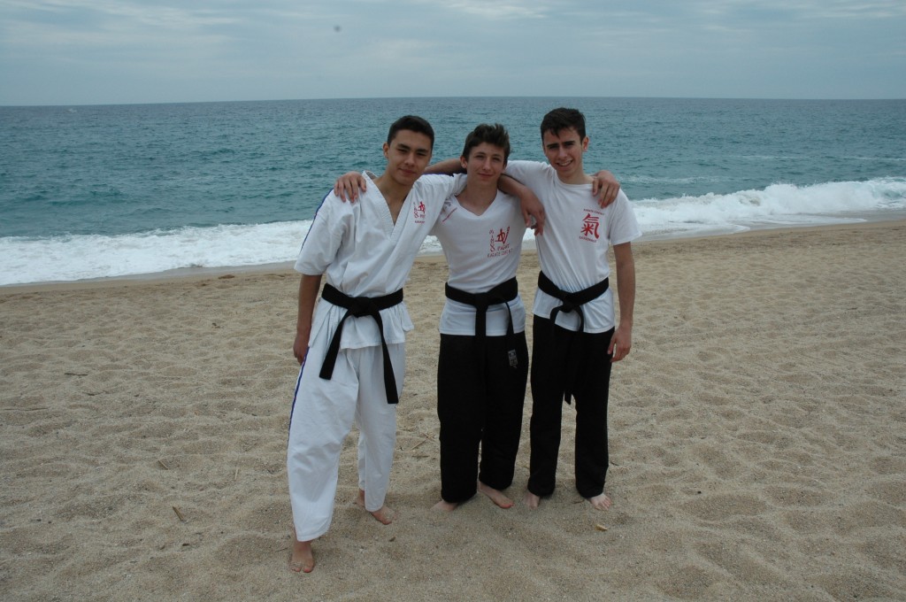 les trois jeunes pousses du club Théo-Jérémie-Théo au stage à platja d'aro