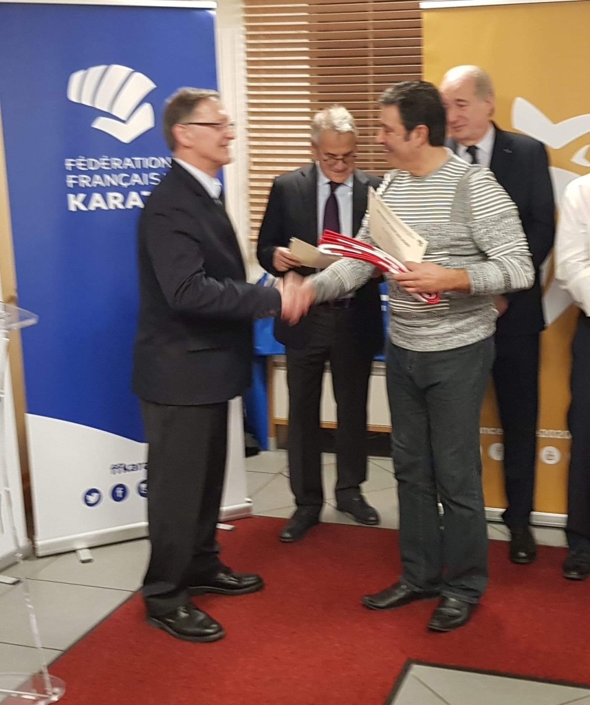 Remise du diplôme par le président de la fédération de karaté Mr Francis Didier